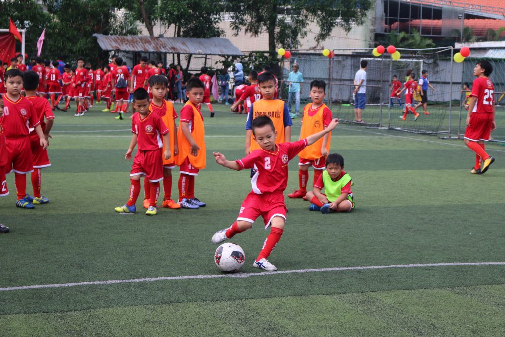 các lớp học bóng đá trẻ em Nam việt